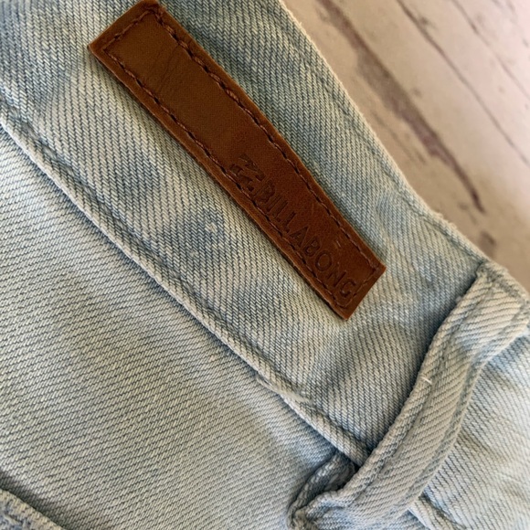 Size 26, Billabong high waisted indigo jean shorts - Picture 8 of 12